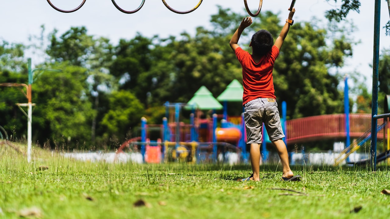 Un bambino corre all'aperto: l'iperattività dell'ADHD non è solo 'avere energia', è una difficoltà a regolare il movimento