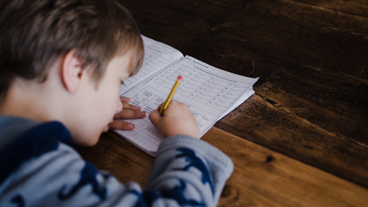 Compiti di matematica su un quaderno: per un bambino con discalculia ogni operazione richiede uno sforzo doppio o triplo