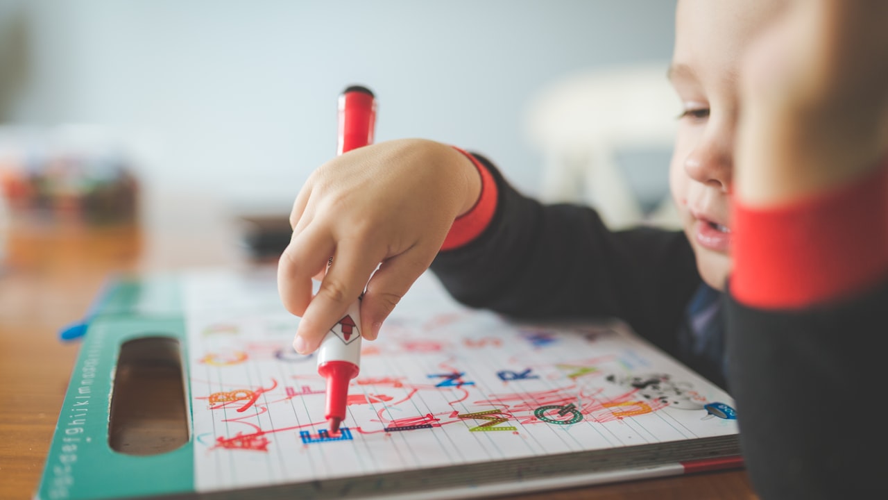 Un bambino concentrato che scrive su un quaderno: per chi ha disgrafia ogni riga richiede una fatica che gli altri non vedono